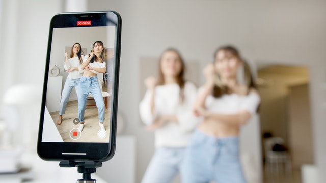 grabando para tik tok